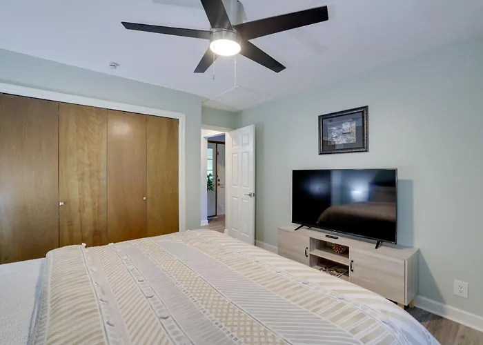 Holiday Island Home: Mountain View + Hot Tub!