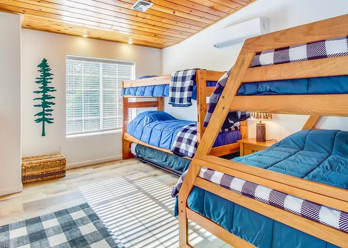 Walk To City Park: Family-Friendly Show Low Home
