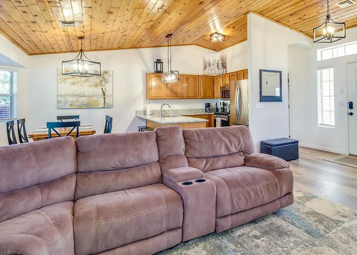 Walk To City Park: Family-Friendly Show Low Home