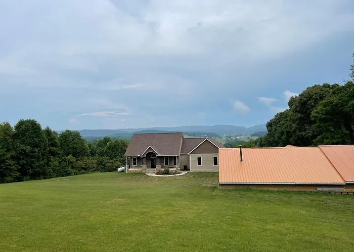 Luxurious Camping -Theater, Hot-Tub, Keg, Fire Pit