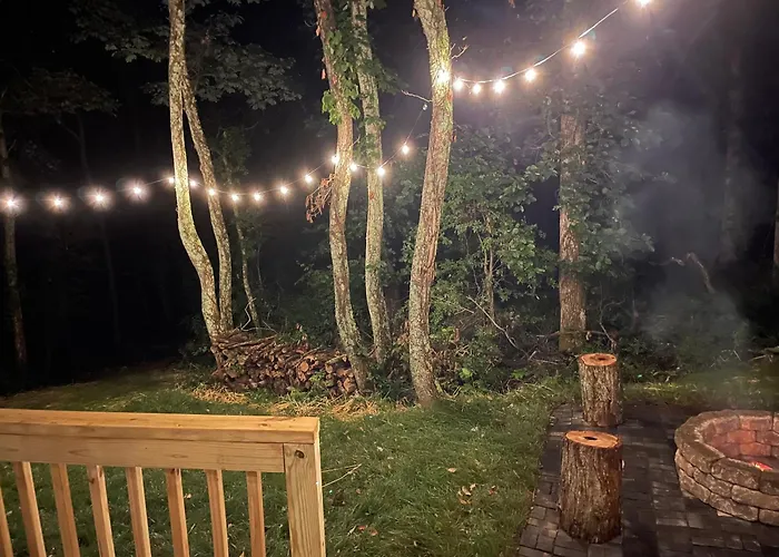 Luxurious Camping -Theater, Hot-Tub, Keg, Fire Pit