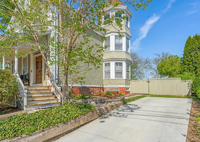 Coastal Victorian Home Walk To Downtown