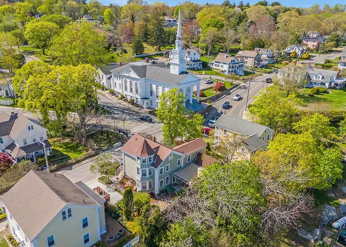 Coastal Victorian Home Walk To Downtown