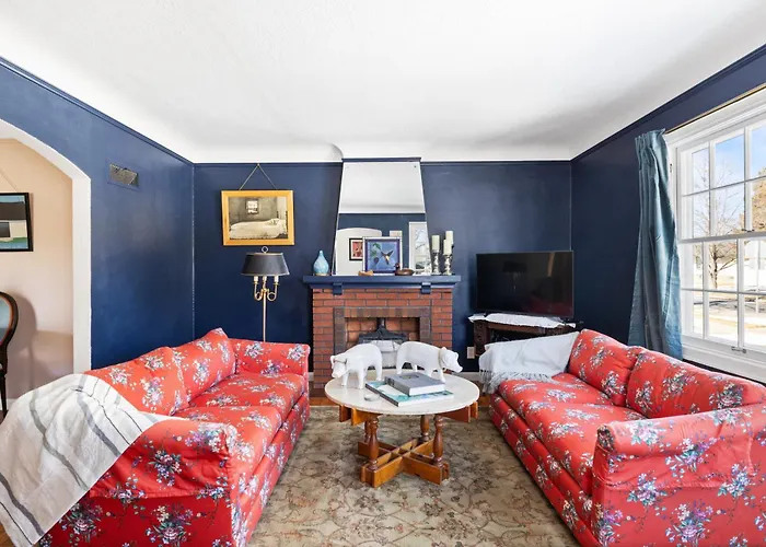 Bright & Cozy 2Br | Near Downtown, Msu & Hospitals