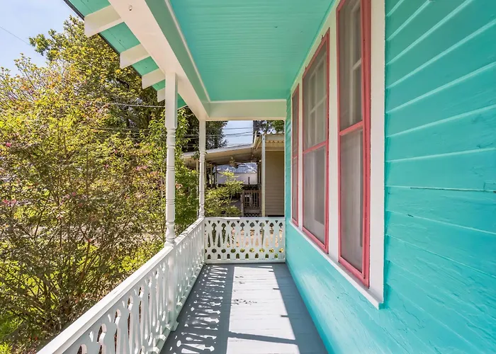 Retro Revival With Modern Comfort - A Mid-Century Gem In Gonzales La