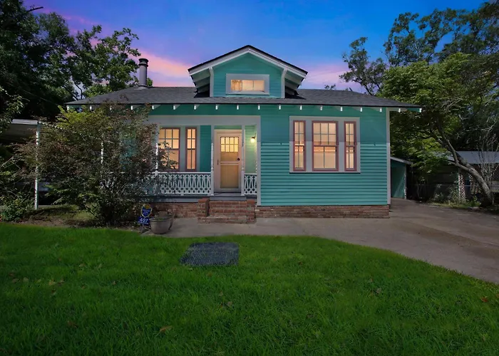 Retro Revival With Modern Comfort - A Mid-Century Gem In Gonzales La