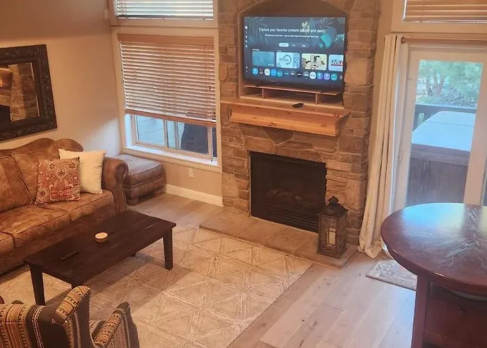 Mountain Chalet Near Snowbasin, 2Br