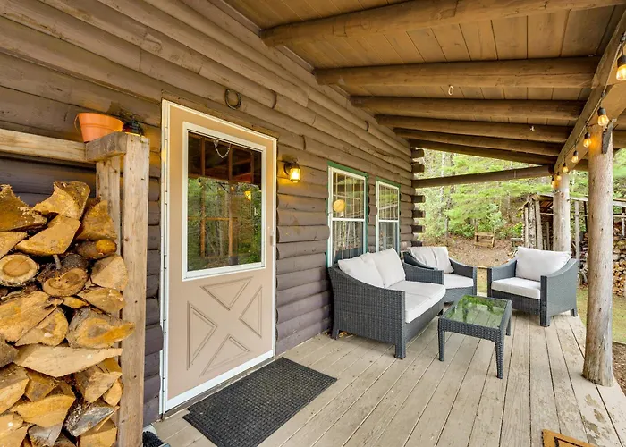 2 Mi To Lake Willoughby: Peaceful Log Cabin!