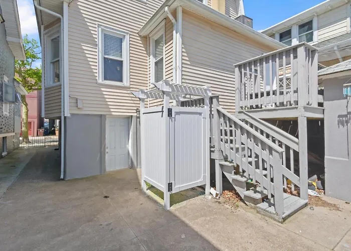 Dazzling Bungalow Within 2 Blocks Of Beach