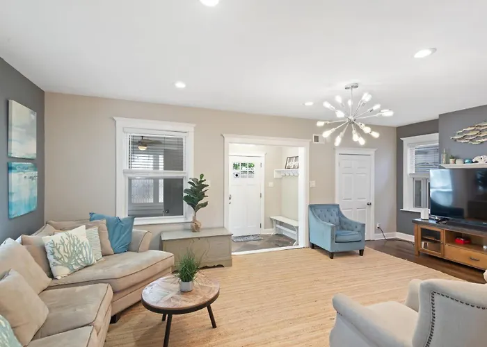 Dazzling Bungalow Within 2 Blocks Of Beach