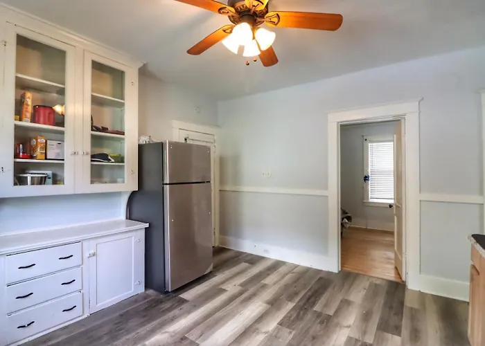 Cozy Two Bedroom Home Close To Everything
