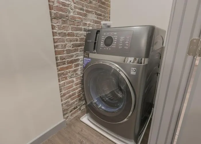 Elegant 2 Bedroom Prime Location