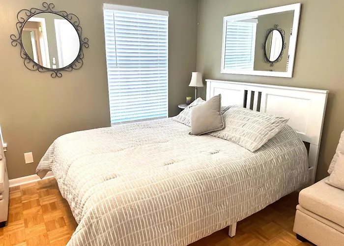 Coastal Townhome In Jupiter 1 Mile To Beach!