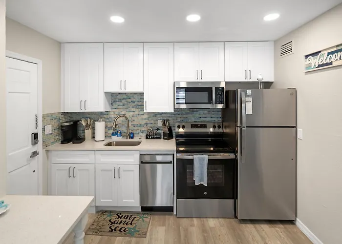 Beautiful Sunsets - Updated Condo - Steps To Beach - King Suite