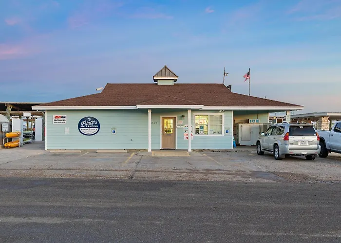 Bluff's Landing Lodge