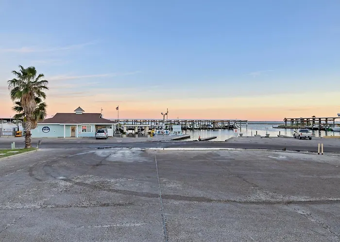 Bluff's Landing Lodge