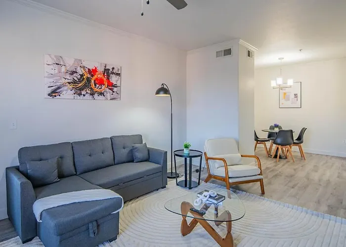 Elegant 1Bd King Bed, Pool, Hot Tub, Gym, Parking
