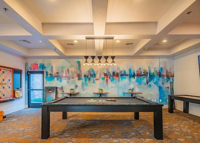 Elegant 1Bd King Bed, Pool, Hot Tub, Gym, Parking