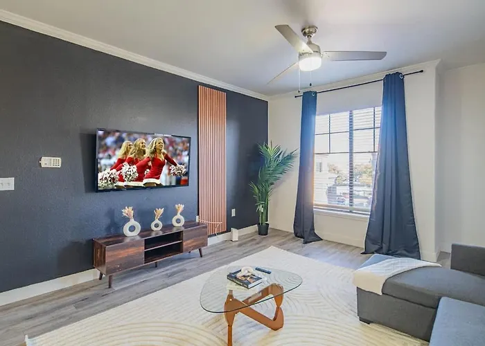 Elegant 1Bd King Bed, Pool, Hot Tub, Gym, Parking