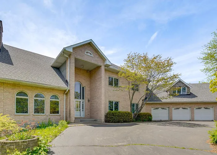 Relaxing Sauna: Hoffman Estates Villa In Elgin!