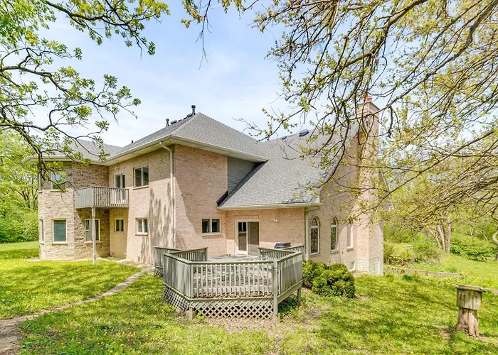 Relaxing Sauna: Hoffman Estates Villa In Elgin!