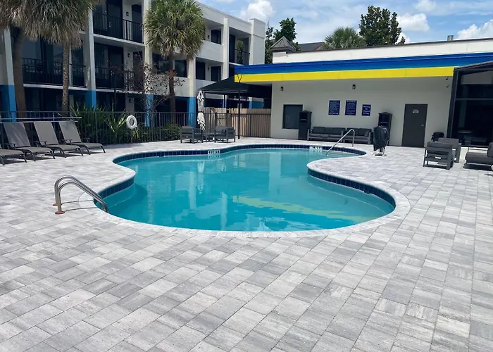 Days Inn & Suites By Wyndham Orlando Airport