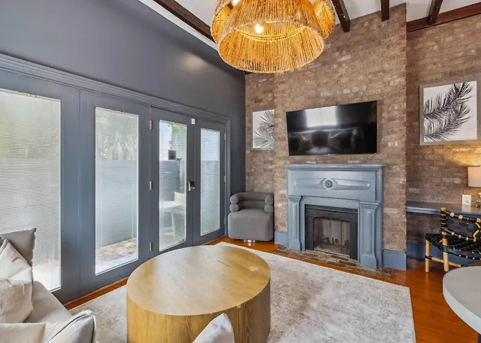 Beautiful Renovated Apartment One Block From King