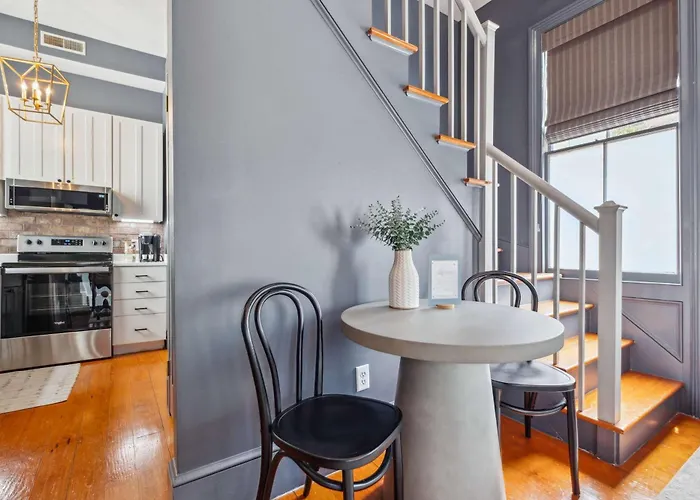 Beautiful Renovated Apartment One Block From King