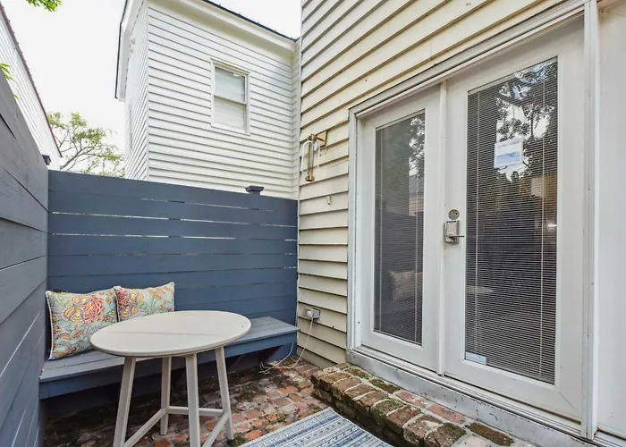 Beautiful Renovated Apartment One Block From King