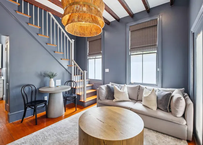 Beautiful Renovated Apartment One Block From King