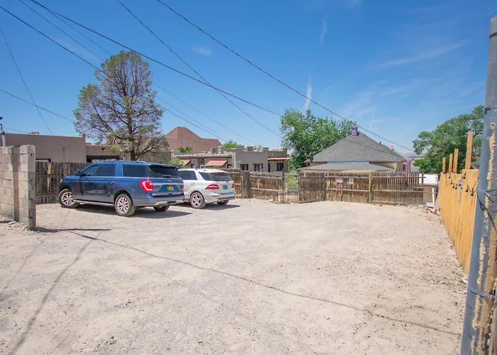 Bohemian Chic Spacation-Private Hottub-Close To Downtown-No Pet Fee!