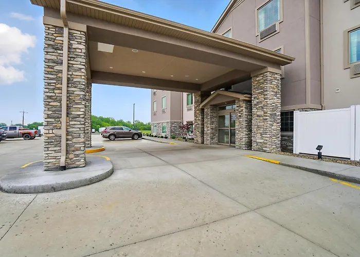 Cobblestone Hotel & Suites - Russells Point At Indian Lake