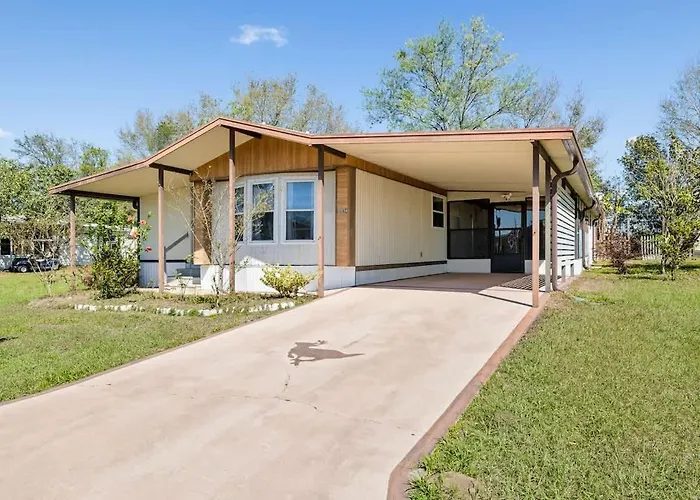 3 Bedroom, Comfy Home Dade City, Gated Community