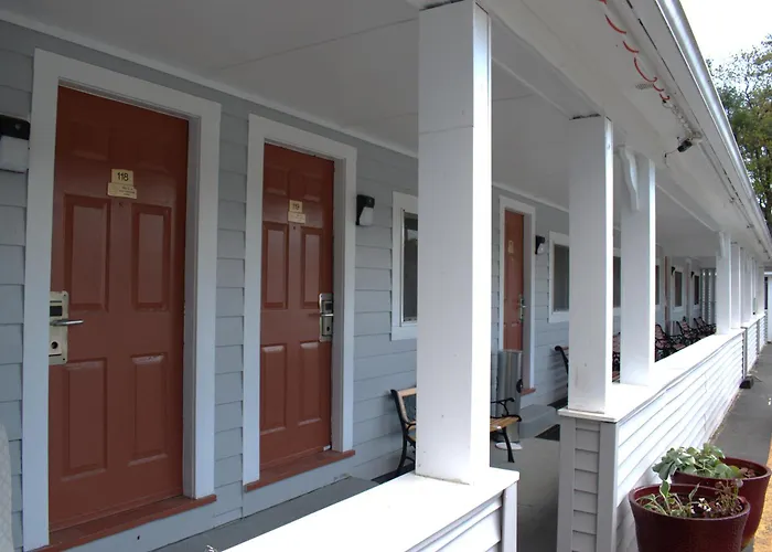 Pilgrim Inn & Cottages