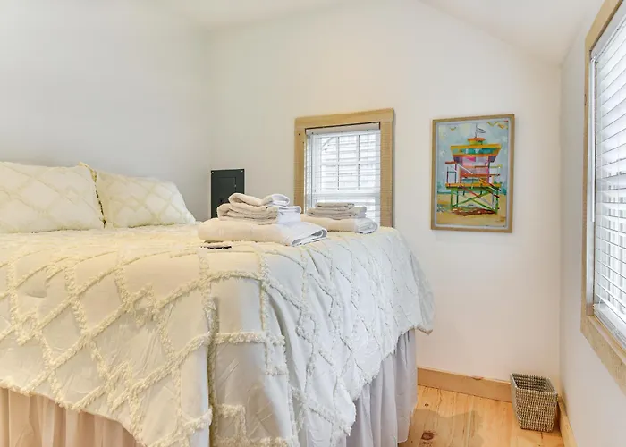 Walk To Shops & Dining: Cozy Osterville Cottage