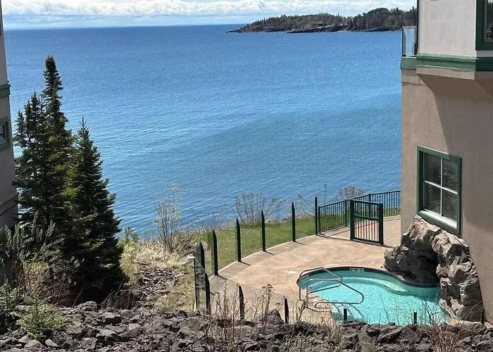 Amazing Lake View 2 Queen Bed Studio & Heated Pools