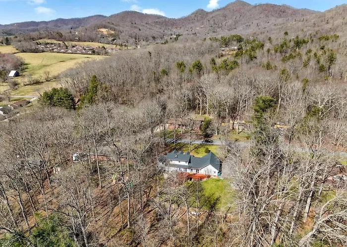 8 Bedroom Sleeps 24 Hot Tub Game Room Dog Friendly