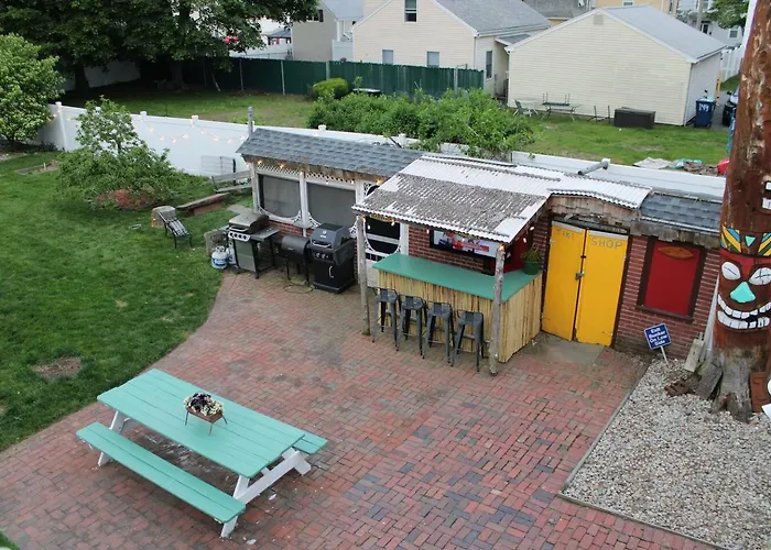 New! Family-Friendly Getaway -1 Mi To Dtwn Salem W Roof Deck & Tiki Bar