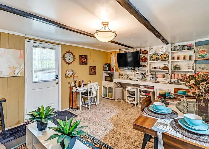 1 Mi To Dtwn: Fayetteville Studio W/ Patio