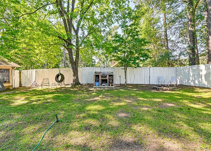 1 Mi To Dtwn: Fayetteville Studio W/ Patio