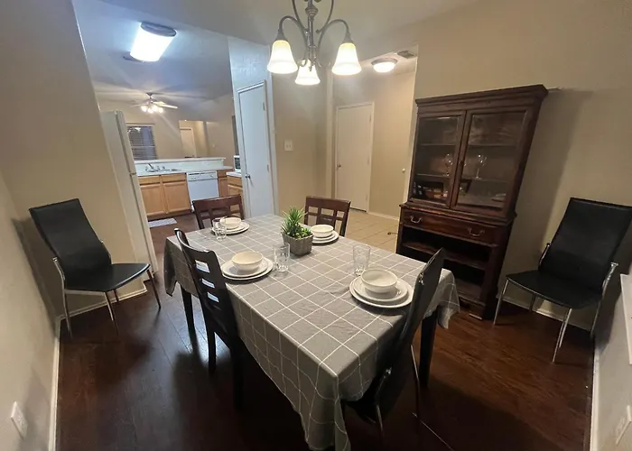 Spacious 3 Bed/ 2 Bathroom House In Conroe, Tx
