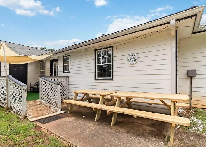 5Br With Game Room & Huge Backyard
