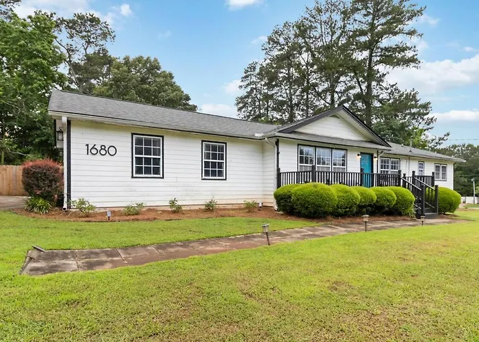 5Br With Game Room & Huge Backyard
