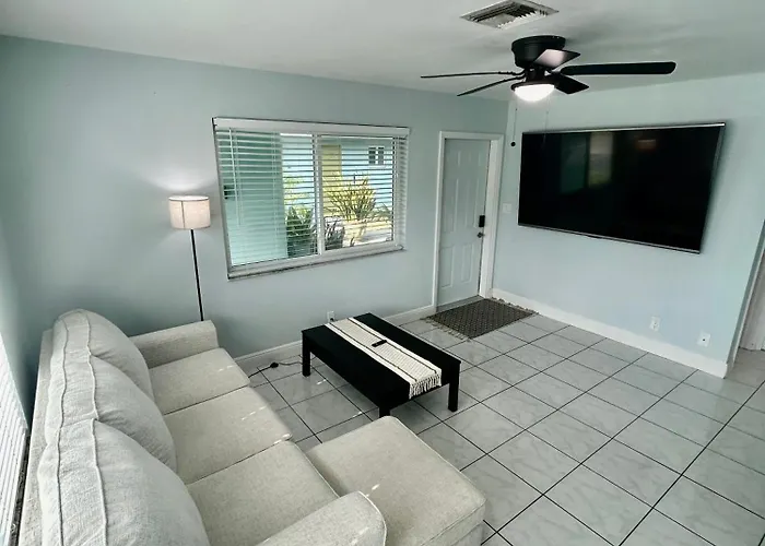2 Min Walk To Beach & Free Parking Lauderdale 21-1