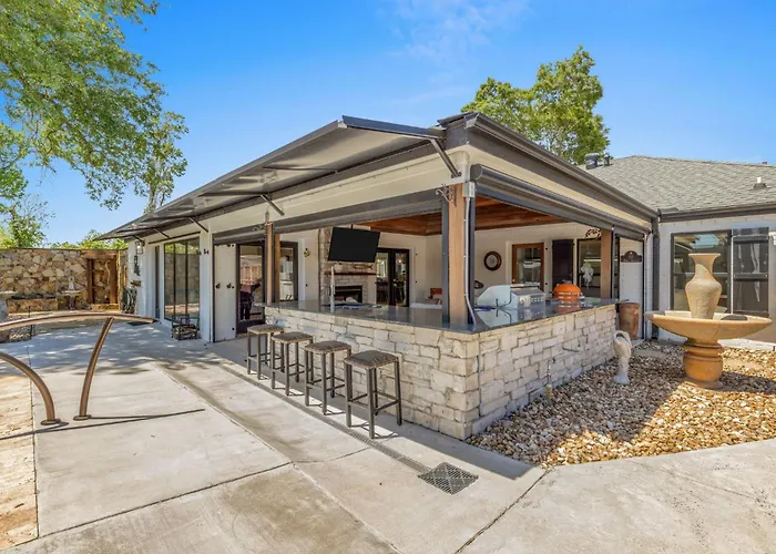 4 Bedroom Home With Pool