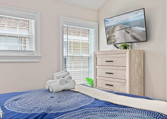 Modern Coastal Comfort - 3 Bedroom Condo With Balcony