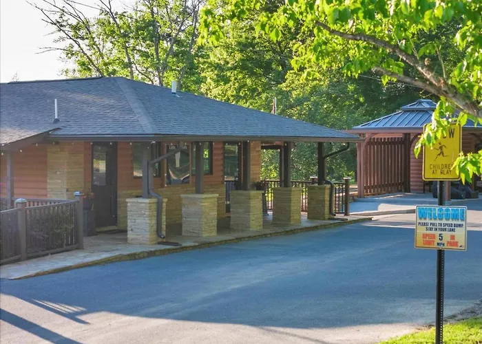 Relaxing 2-Bed Cabin Near Dollywood Pigeon Forge