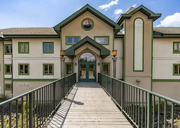 Breathtaking Lake Views King Suite, Queen Beds, Kitchen And Heated Indoor And Outdoor Pools
