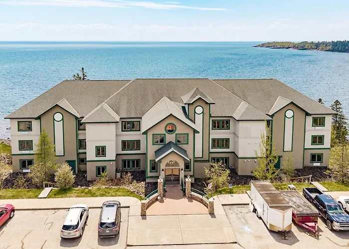 Breathtaking Lake Views King Suite, Queen Beds, Kitchen And Heated Indoor And Outdoor Pools