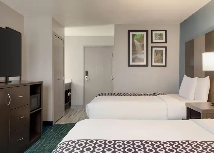 La Quinta Inn & Suites By Wyndham Peru Starved Rock St Park
